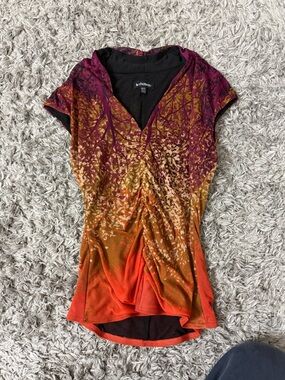le chateau Short Sleeve V-Neck Ombre Top in Purple, Orange and Gold